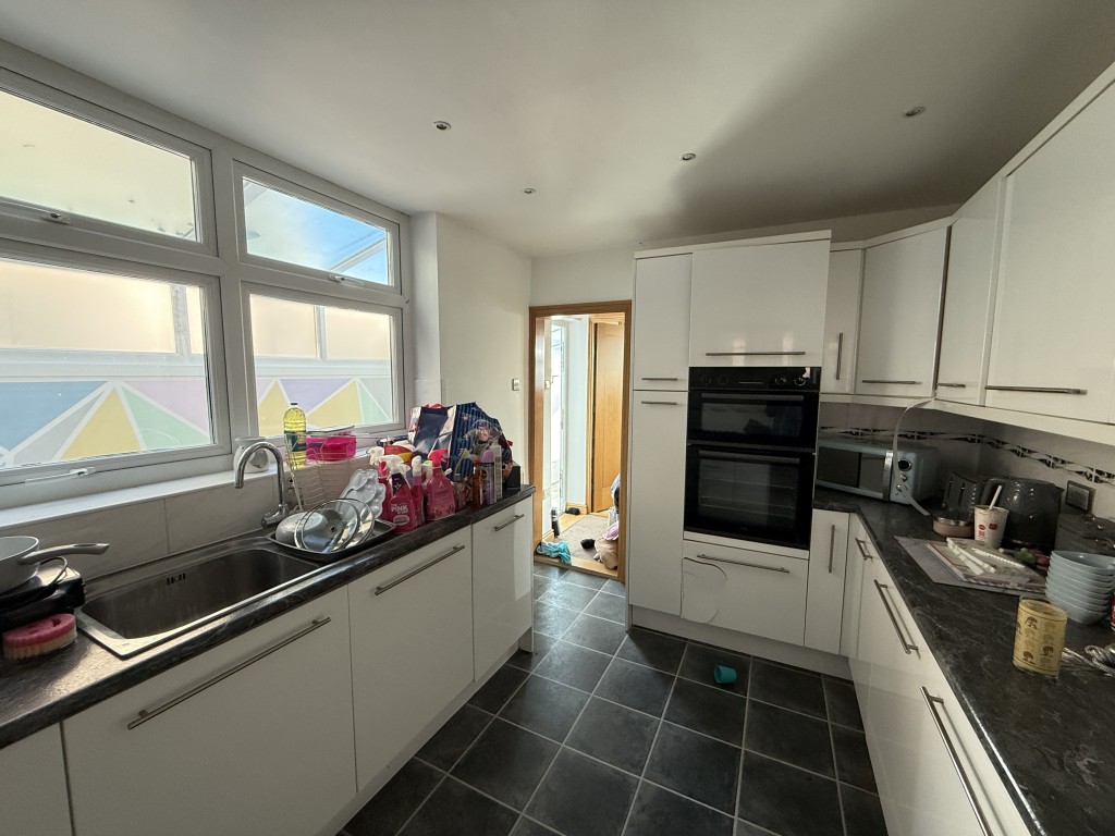 Lot: 35 - THREE-BEDROOM HOUSE WITH STRUCTURAL DAMAGE - Modern fitted kitchen
